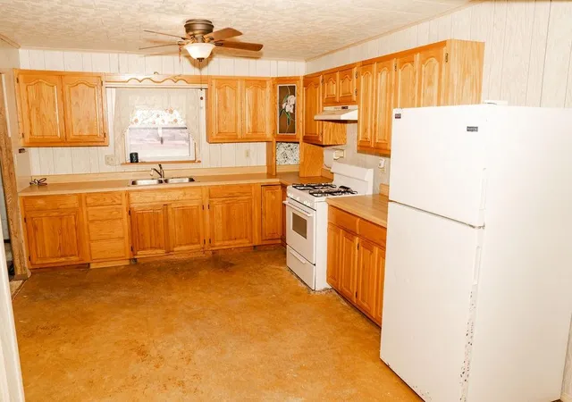 Homes for sale in Parsons, KS | 1400 S 12Th St, Parsons, KS 67357 | MLS# 2621639