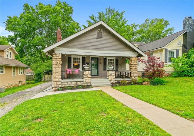 2nd image of 415 E 61st St, Kansas City, MO 64110 | MLS# 2621674