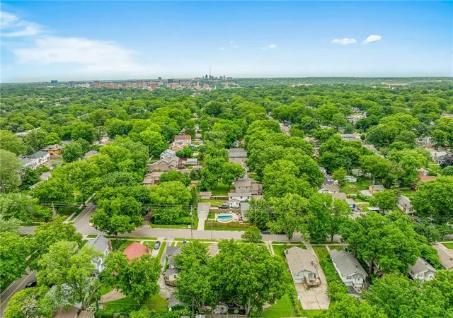 46th image of 415 E 61st St, Kansas City, MO 64110 | MLS# 2621674