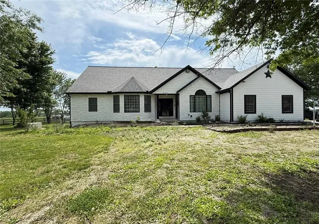 Homes for sale in Paola, KS | 31700 Osawatomie Rd, Paola, KS 66071 | MLS# 2621692