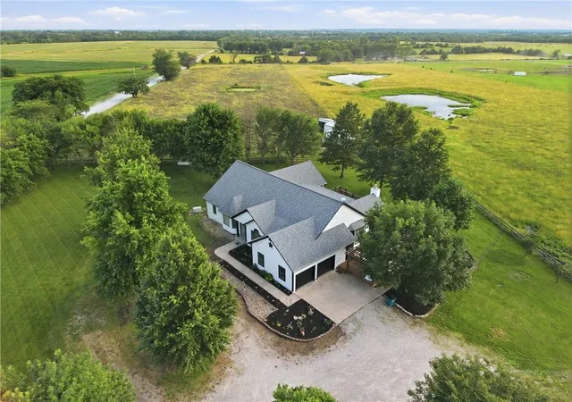 Homes for sale in Paola, KS | 31700 Osawatomie Rd, Paola, KS 66071 | MLS# 2621692