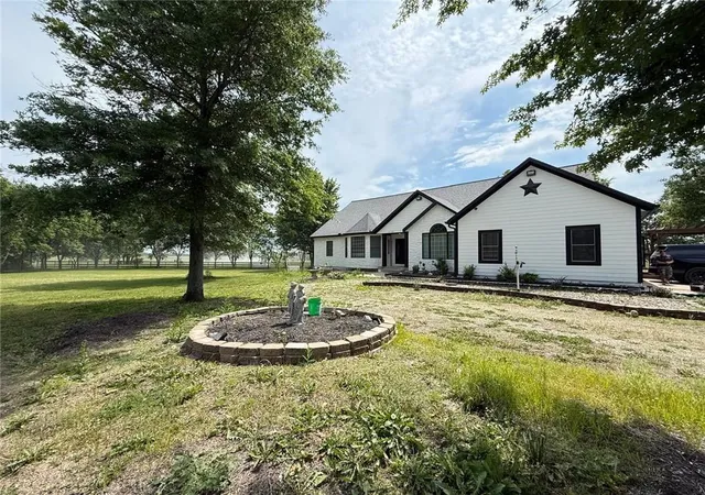 Homes for sale in Paola, KS | 31700 Osawatomie Rd, Paola, KS 66071 | MLS# 2621692