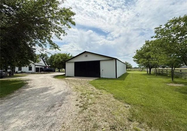 Homes for sale in Paola, KS | 31700 Osawatomie Rd, Paola, KS 66071 | MLS# 2621692