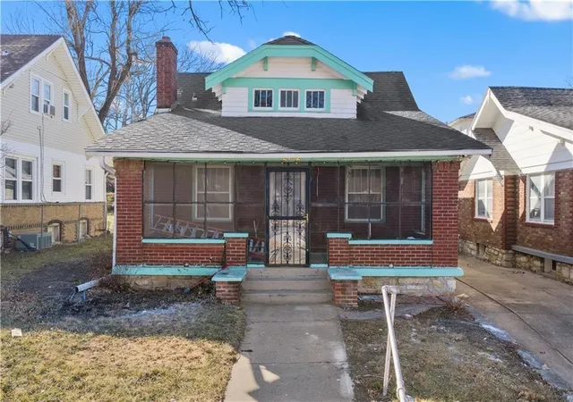 Homes for sale in Kansas City, MO | 5142 Brookwood Ave, Kansas City, MO 64110 | MLS# 2621750