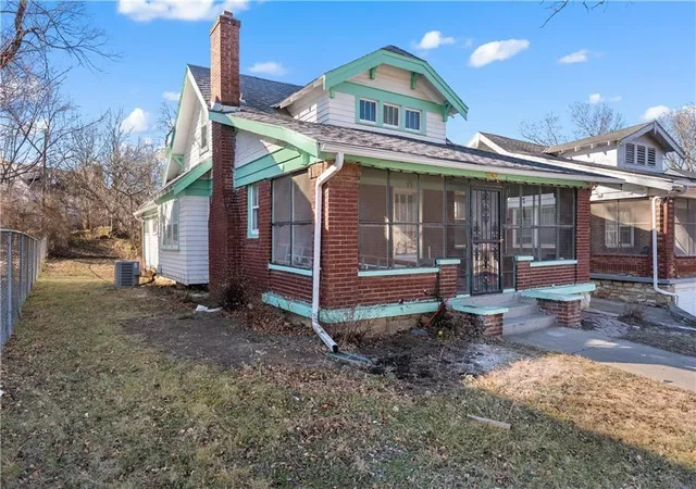 Homes for sale in Kansas City, MO | 5142 Brookwood Ave, Kansas City, MO 64110 | MLS# 2621750
