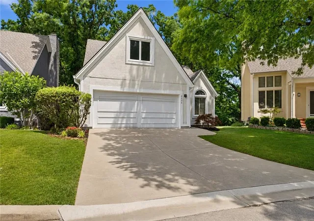 Homes for sale in Overland Park, KS | 6204 W 126Th St, Overland Park, KS 66209 | MLS# 2621767