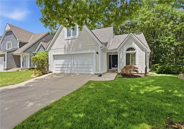 Homes for sale in Overland Park, KS | 6204 W 126th St, Overland Park, KS 66209 | MLS# 2621767