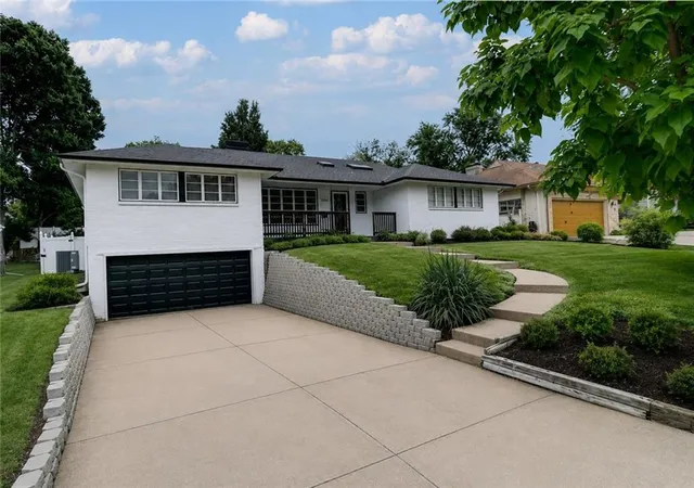 Photo 1 of Single family home for sale at 1102 W 85th Terrace, Kansas City, MO 64114 | MLS# 2621823 | Listing updated on 2026-08-28