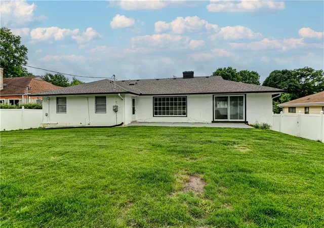 Photo 4 of Single family home for sale at 1102 W 85th Terrace, Kansas City, MO 64114 | MLS# 2621823 | Listing updated on 2026-08-28