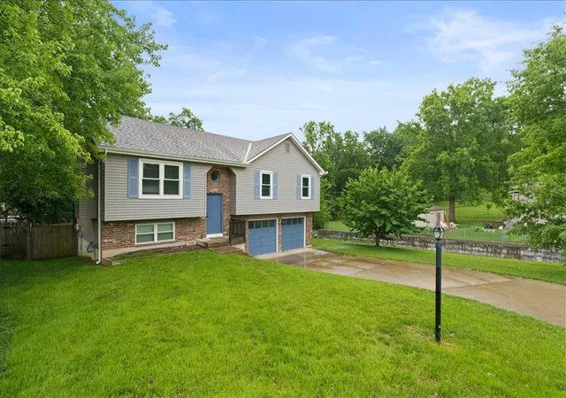 Homes for sale in Merriam, KS | 5181 Farley Ln, Merriam, KS 66203 | MLS# 2621828