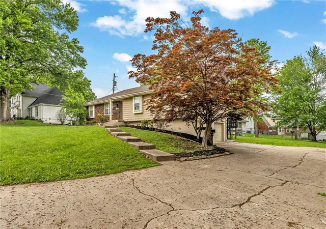 2nd image of 17908 E Cheyenne Dr, Independence, MO 64056 | MLS# 2621845