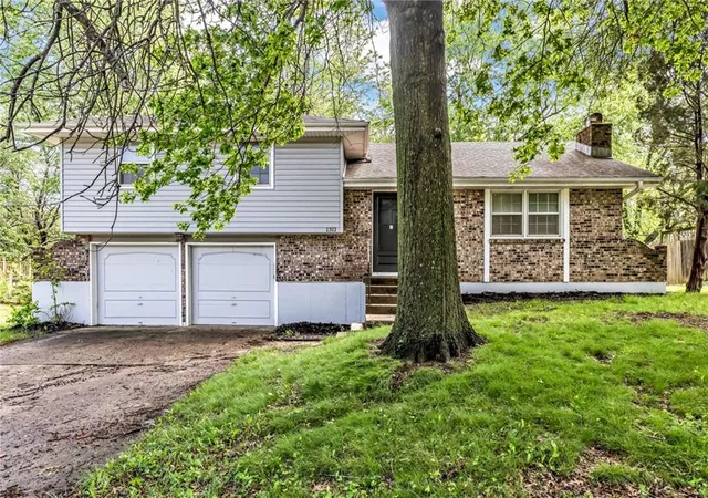 1st image of 1311 Highland Dr, Lee's Summit, MO 64081 | MLS# 2621854