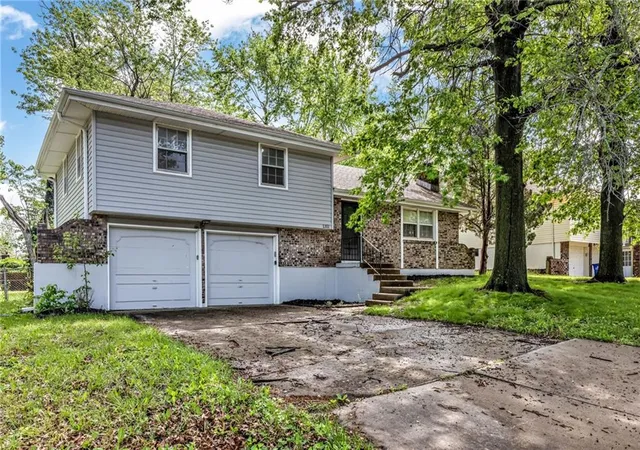 2nd image of 1311 Highland Dr, Lee's Summit, MO 64081 | MLS# 2621854