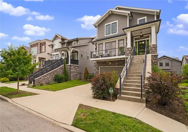 2nd image of 725 W 44th Ter, Kansas City, MO 64111 | MLS# 2621914
