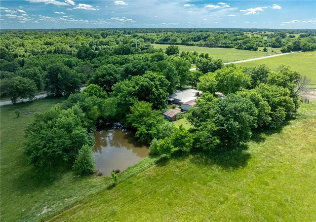 image of 3315 Lostine Rd, Columbus, KS 66725 | MLS# 2621924
