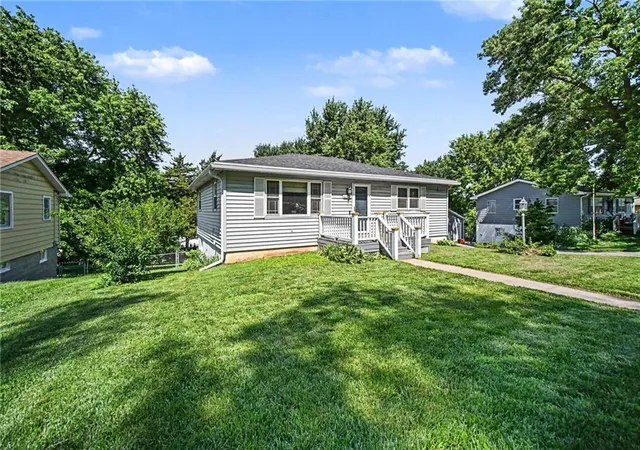 3rd image of 5808 Pleasant Ave, St Joseph, MO 64503 | MLS# 2621925