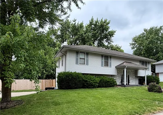 Photo 3 of Sale Pending at 2010 Buckingham St, Saint Joseph, MO 64506 | MLS# 2622018 | Listing updated on 2026-08-16