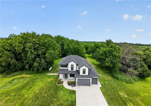 Homes for sale in Tonganoxie, KS | 20194 207Th St, Tonganoxie, KS 66086 | MLS# 2622030