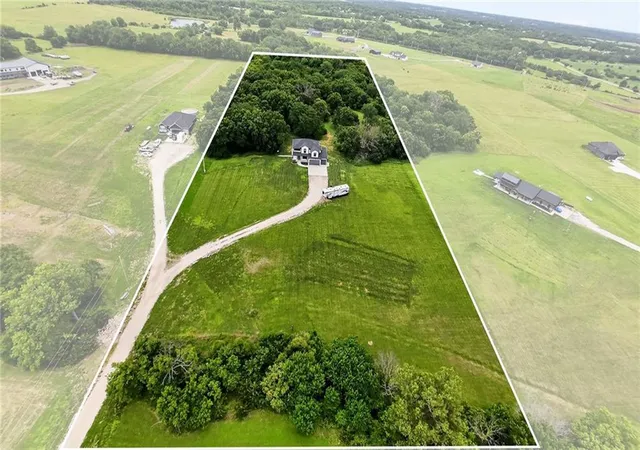 Homes for sale in Tonganoxie, KS | 20194 207Th St, Tonganoxie, KS 66086 | MLS# 2622030