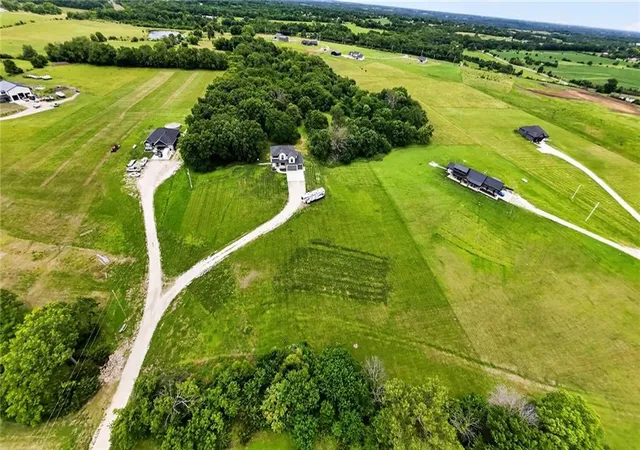 Homes for sale in Tonganoxie, KS | 20194 207th St, Tonganoxie, KS 66086 | MLS# 2622030