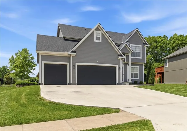 3rd image of 2007 Sequoia Dr, Raymore, MO 64083 | MLS# 2622035