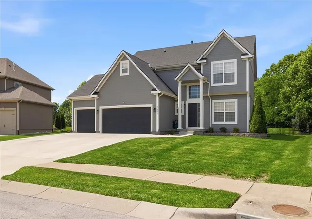 4th image of 2007 Sequoia Dr, Raymore, MO 64083 | MLS# 2622035