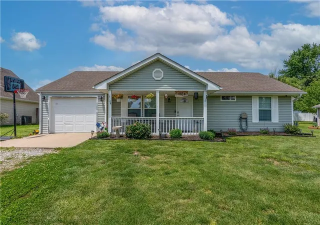 1st image of 1004 S Oak St, La Monte, MO 65337 | MLS# 2622087