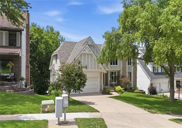 Photo 1 of Single family home for sale at 4142 Ne Hampstead Dr, Lees Summit, MO 64064 | MLS# 2622091 | Listing updated on 2026-08-01