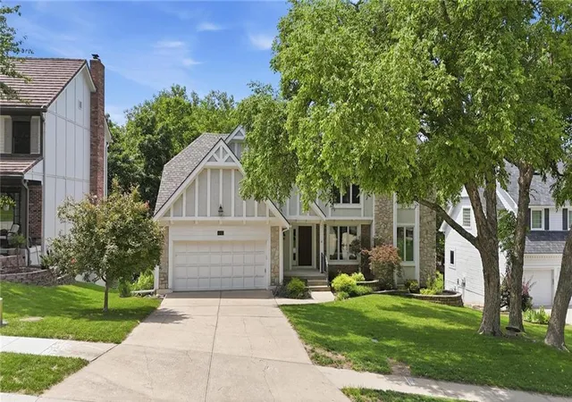 Photo 2 of Single family home for sale at 4142 Ne Hampstead Dr, Lees Summit, MO 64064 | MLS# 2622091 | Listing updated on 2026-08-01
