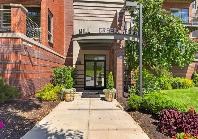 1st image of 4521 Wornall Rd #213, Kansas City, MO 64111 | MLS# 2622102