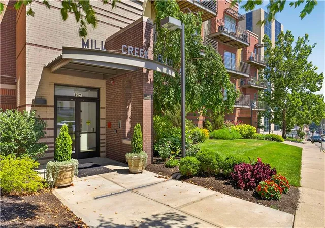 2nd image of 4521 Wornall Rd #213, Kansas City, MO 64111 | MLS# 2622102