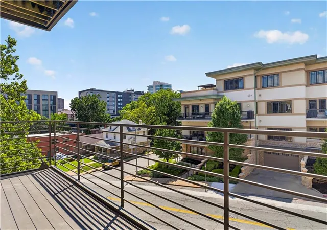 4th image of 4521 Wornall Rd #213, Kansas City, MO 64111 | MLS# 2622102