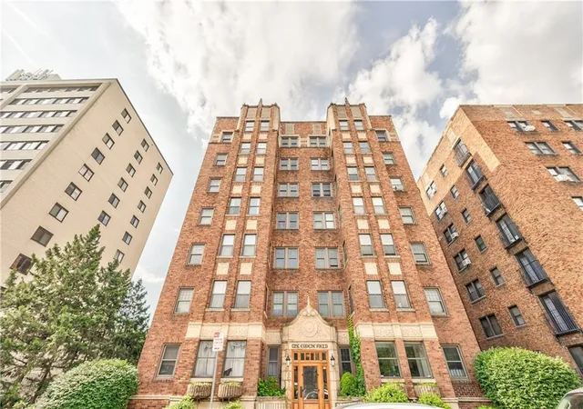 2nd image of 807 W 48Th St, Kansas City, MO 64112
