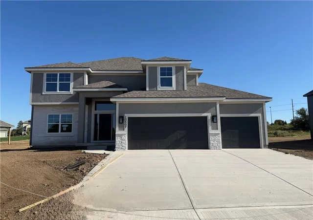 Single family home for sale at 10507 N Highland Pl, Kansas City, MO 64155 | MLS# 2622208