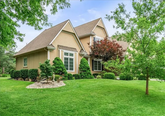 2nd image of 240 Sw Winterpark Cir, Lees Summit, MO 64081 | MLS# 2622269