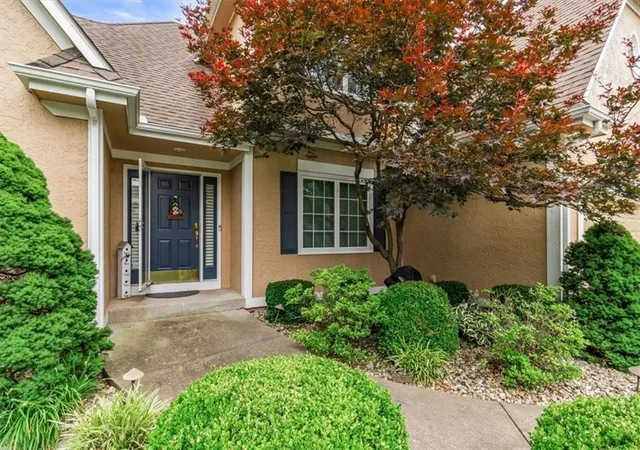 3rd image of 240 Sw Winterpark Cir, Lees Summit, MO 64081 | MLS# 2622269