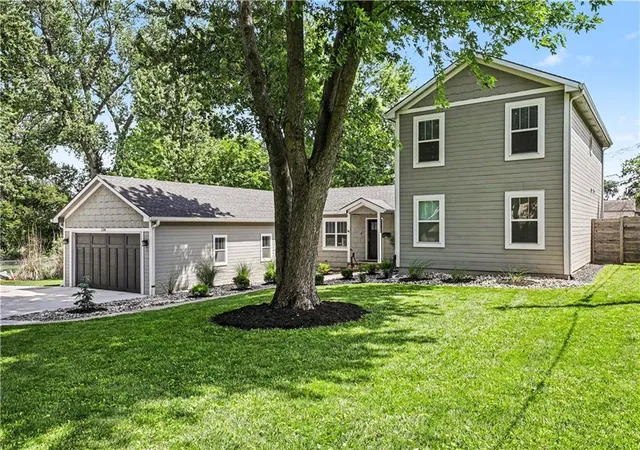 2nd image of 1208 Sw South Ave, Blue Springs, MO 64015 | MLS# 2622300
