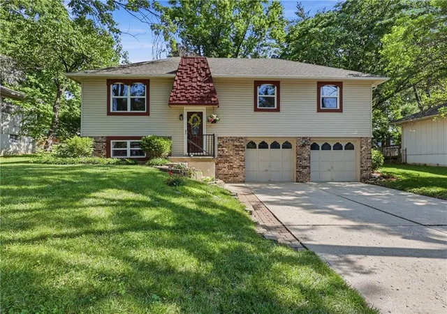 Homes for sale in Blue Springs, MO | 201 Sw Sandstone Dr, Blue Springs, MO 64014 | MLS# 2622322