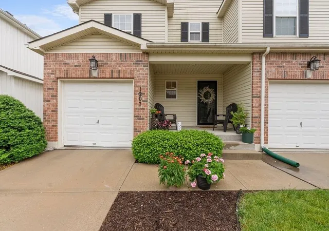 1st image of 1207 Sw Arborway Dr, Lees Summit, MO 64082 | MLS# 2622333