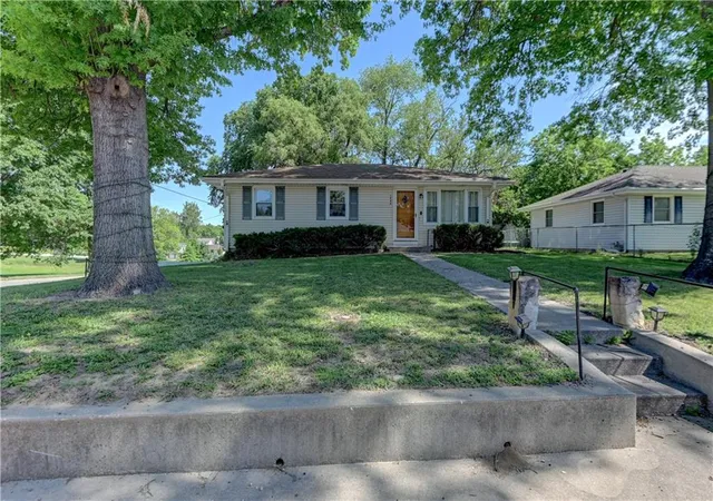 2nd image of 1946 Cherokee St, Leavenworth, KS 66048 | MLS# 2622376