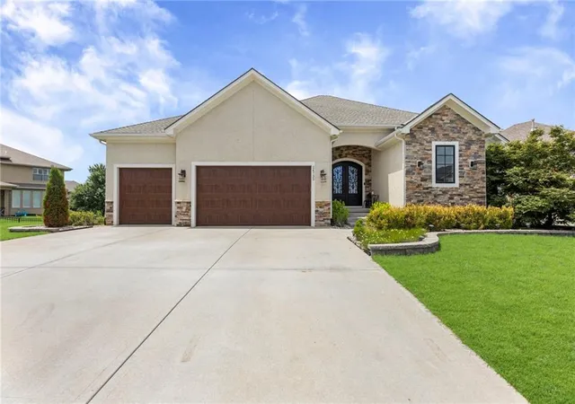 Homes for sale in Lenexa, KS | 24735 W 91St Pl, Lenexa, KS 66227 | MLS# 2622407