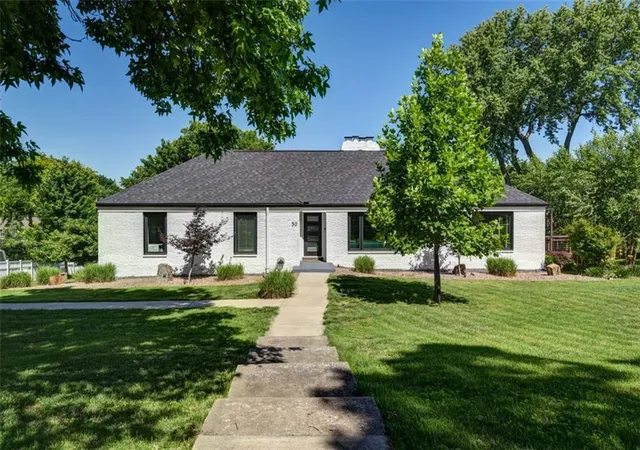1st image of 30 Ne Normandy Ln, Kansas City, MO 64116 | MLS# 2622420