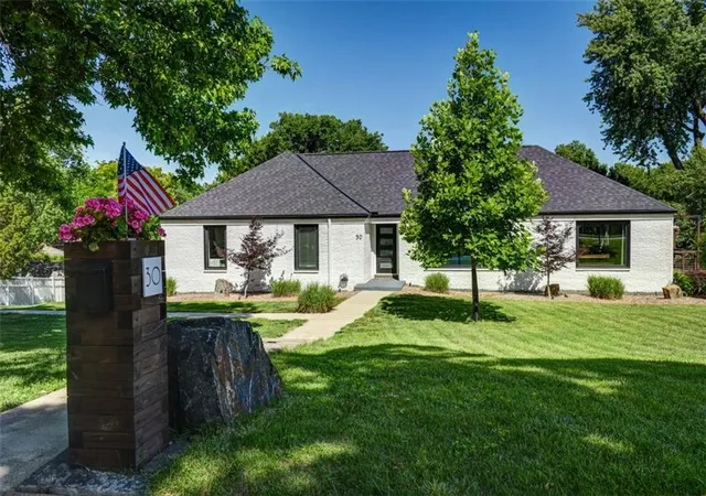 2nd image of 30 Ne Normandy Ln, Kansas City, MO 64116 | MLS# 2622420