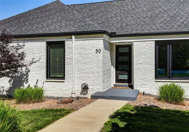 3rd image of 30 Ne Normandy Ln, Kansas City, MO 64116 | MLS# 2622420