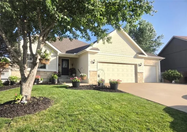 Homes for sale in Leavenworth, KS | 2128 Alder St, Leavenworth, KS 66048 | MLS# 2622449