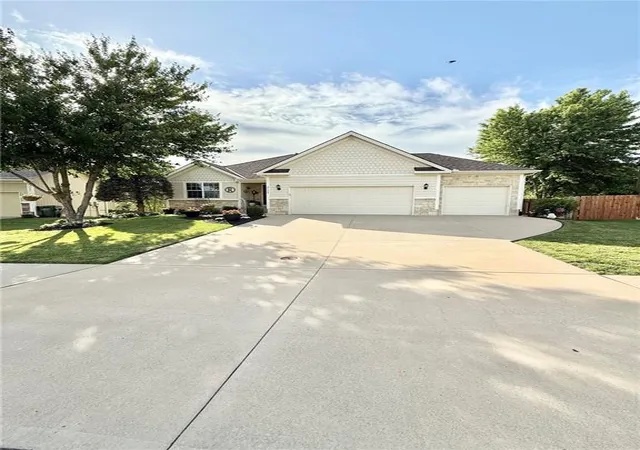 Homes for sale in Leavenworth, KS | 2128 Alder St, Leavenworth, KS 66048 | MLS# 2622449