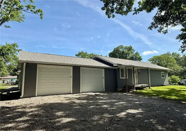 Homes for sale in Burlington, KS | 702 Kansas St, Burlington, KS 66839 | MLS# 2622466