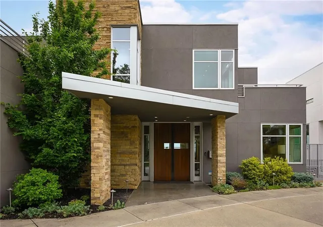 Photo 3 of Single family home for sale at 1510 Jarboe St, Kansas City, MO 64108 | MLS# 2622548 | Listing updated on 2026-09-02