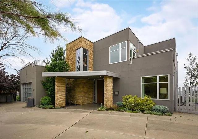 Photo 3 of Single family home for sale at 1510 Jarboe St, Kansas City, MO 64108 | MLS# 2622548 | Listing updated on 2026-09-02