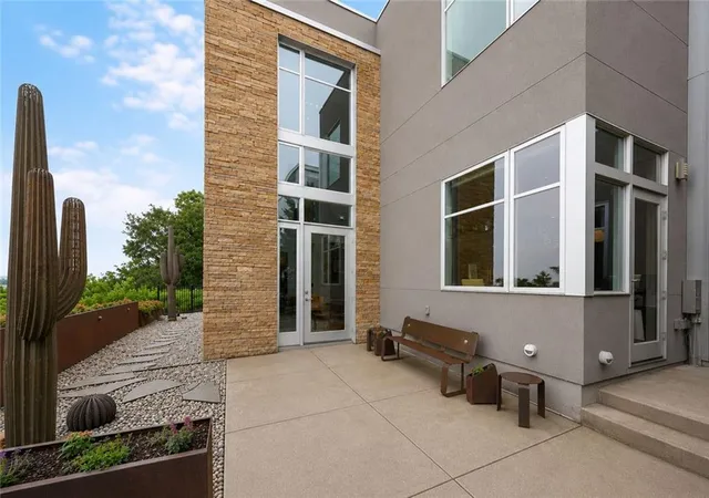 Photo 4 of Single family home for sale at 1510 Jarboe St, Kansas City, MO 64108 | MLS# 2622548 | Listing updated on 2026-09-02